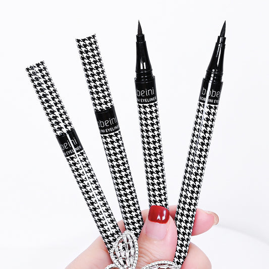Eyeliner Pen Is Extremely Fine To Prevent Sweating And Smudging